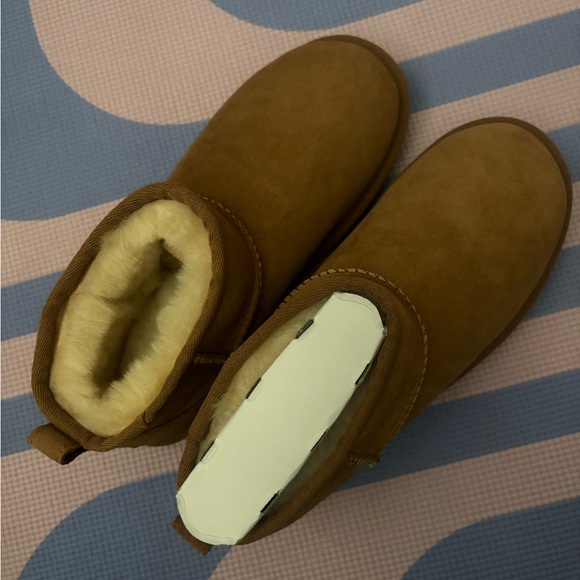 UGG Brown Suede Boots with Sturdy Sole - Picture 3 of 7